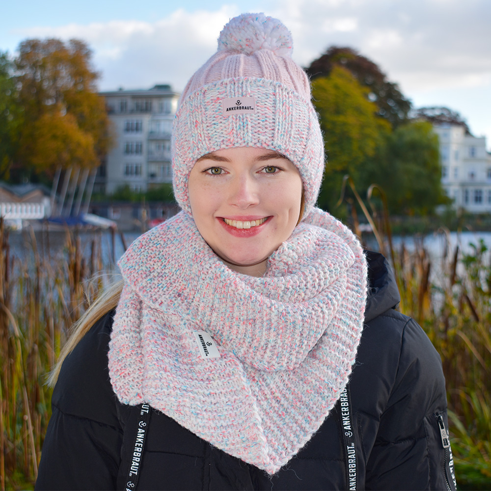 Weibliches Model mit ANKERBRAUT Mütze in Rose