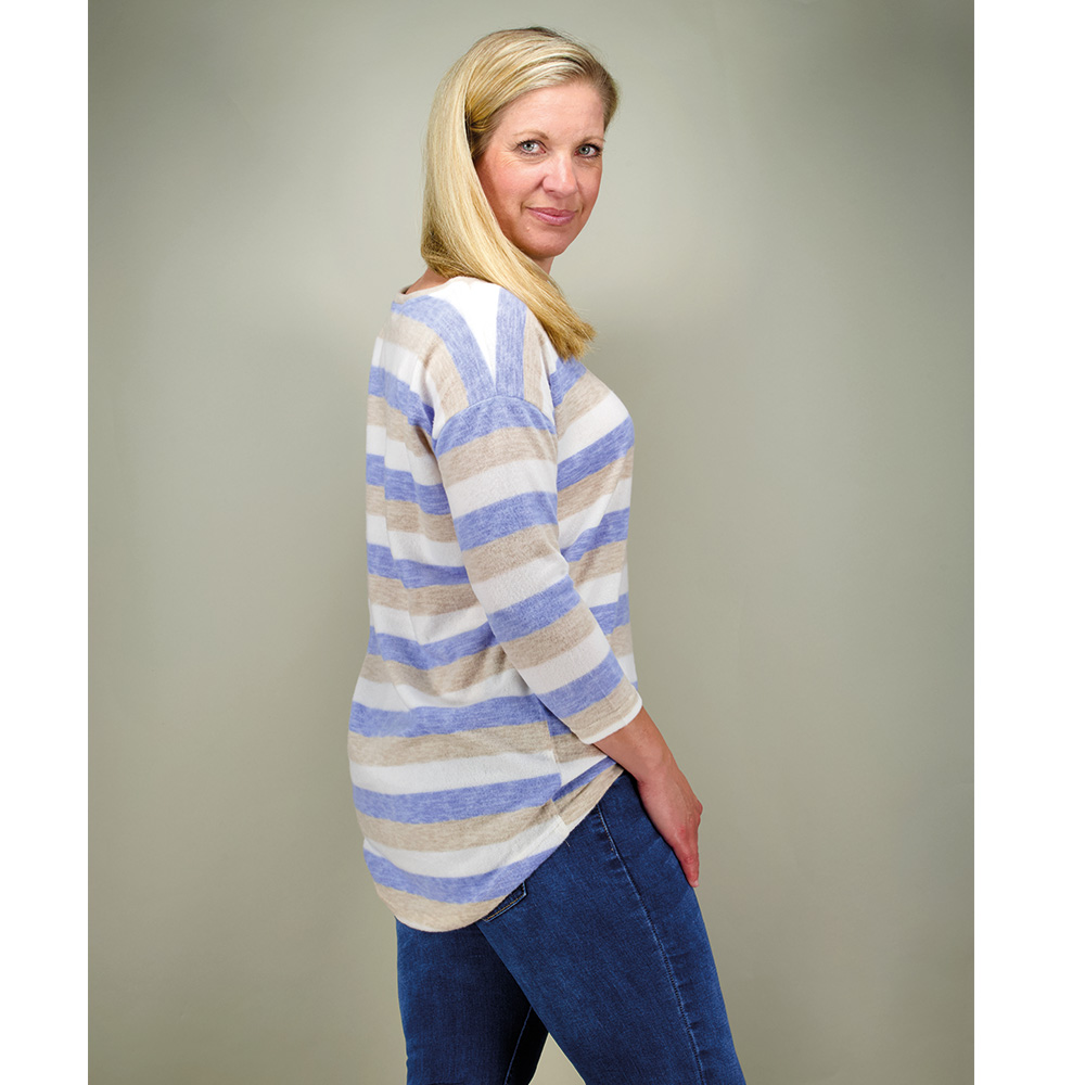 Weibliches Model mit CAMPS BAY Shirt in Soft Blue Stripe