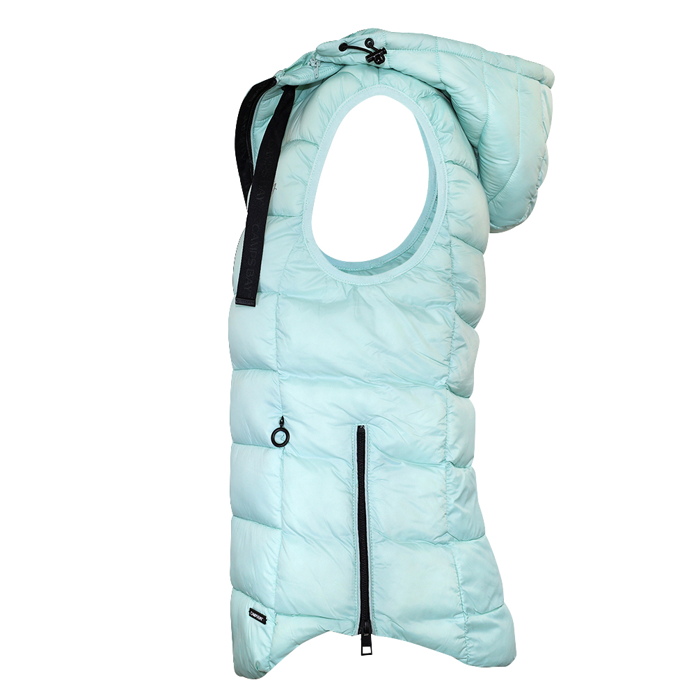 Weibliches Model mit CAMPS BAY Steppweste in Harbour Grey