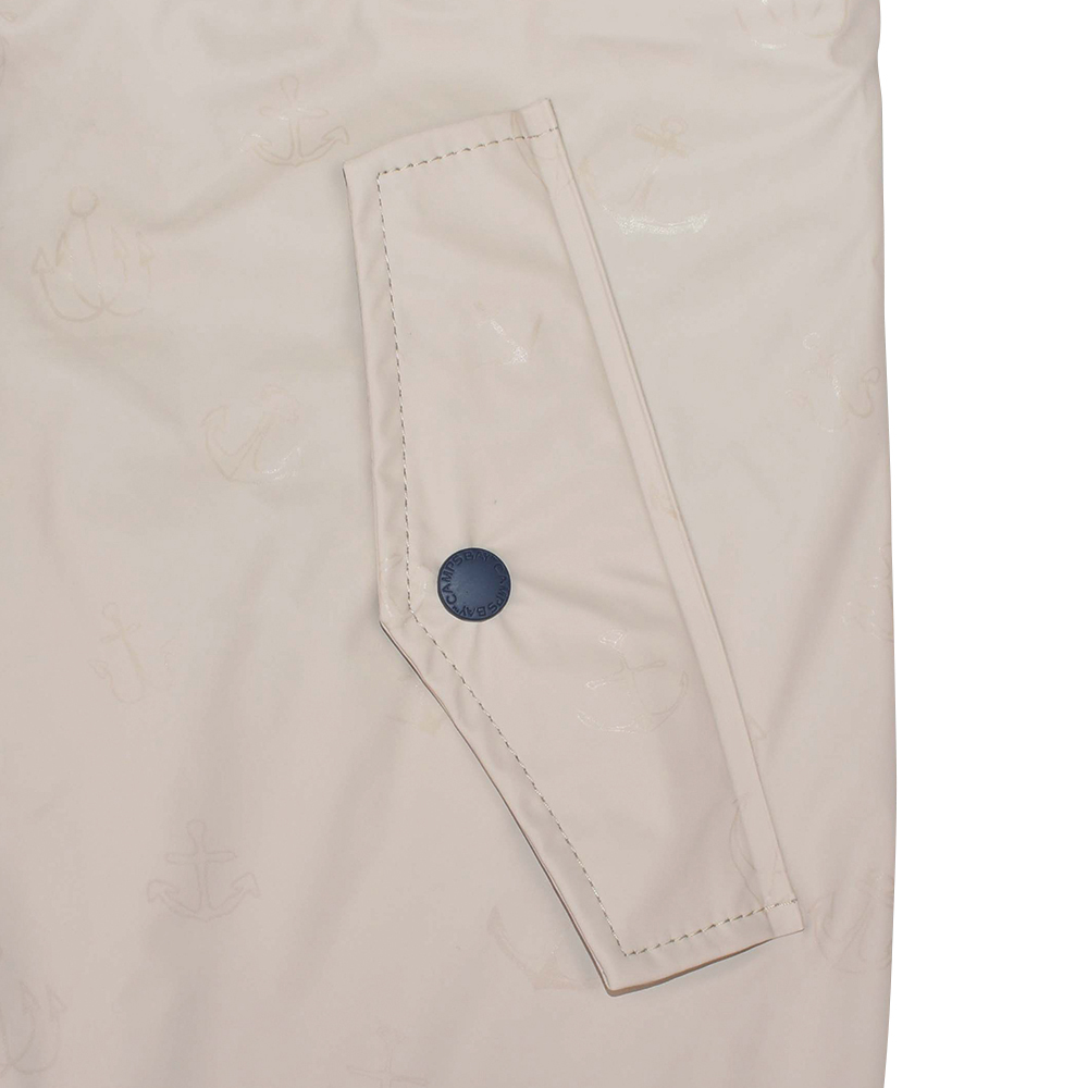 Weibliches Model mit CAMPS BAY Regenjacke in Pumic Stone