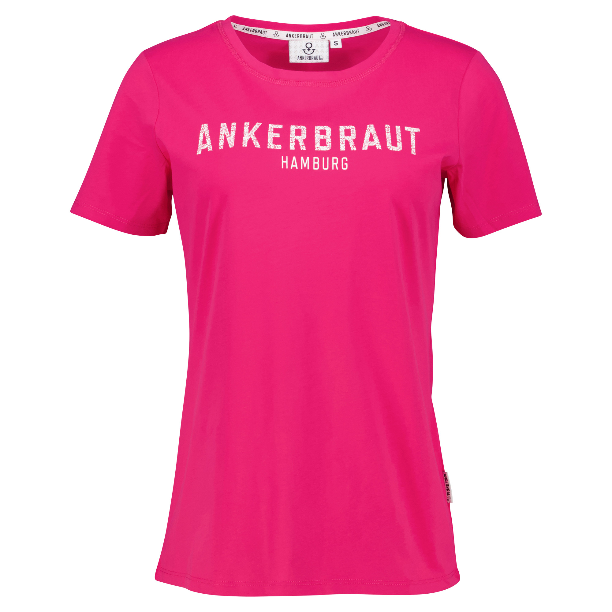 Weibliches Model mit ANKERBRAUT T-Shirt in Bright Rose