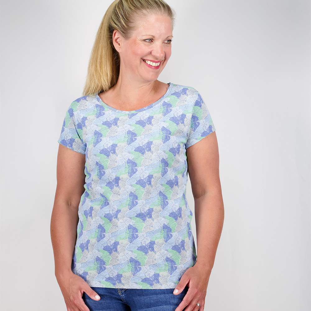 Weibliches Model mit CAMPS BAY T-Shirt in Winward Blue