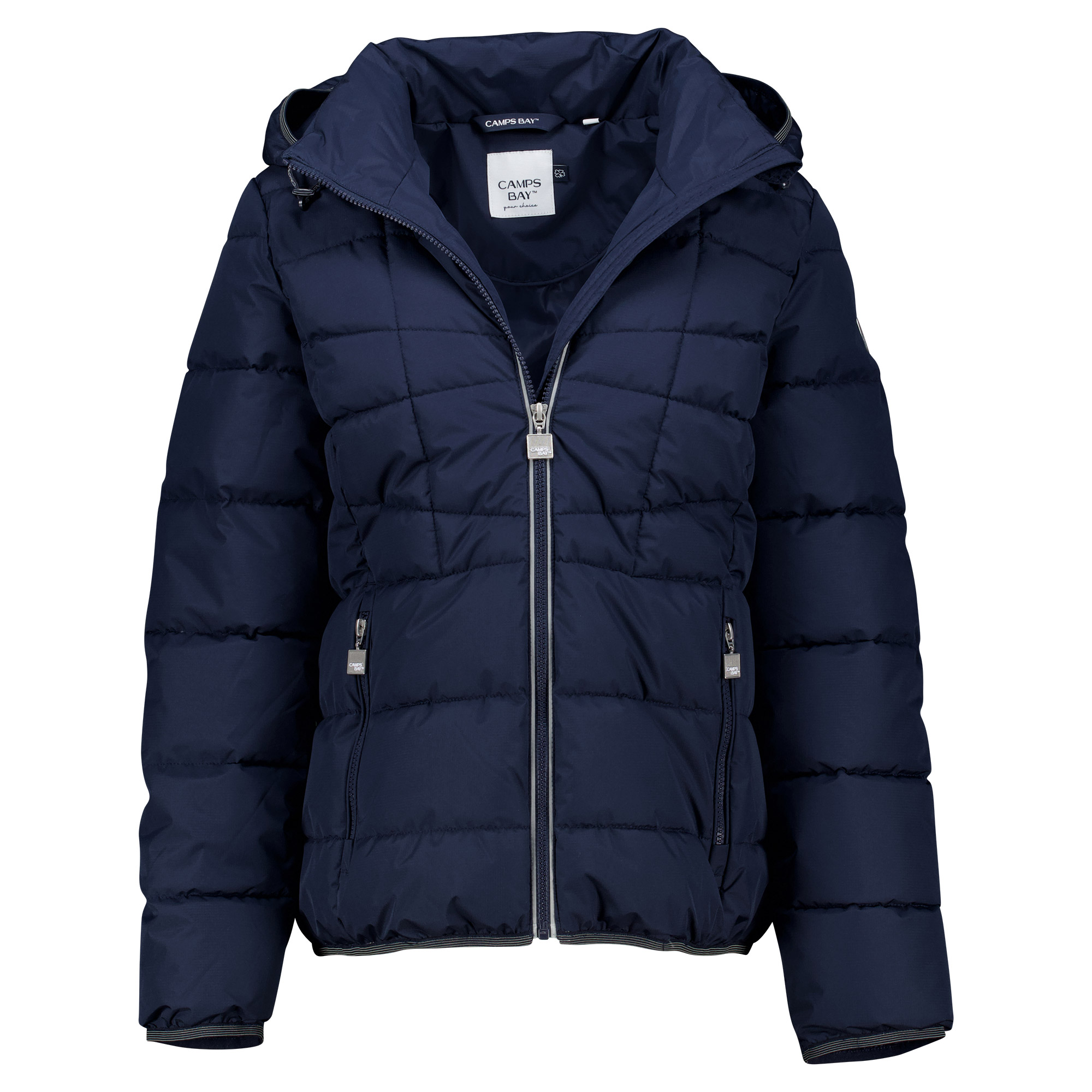 Weibliches Model mit CAMPS BAY Jacke in Dark Sapphire