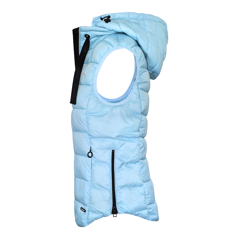 Weibliches Model mit CAMPS BAY Steppweste in Dream Blue