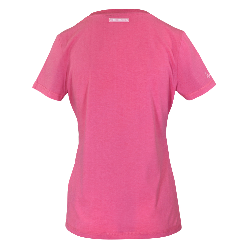 Weibliches Model mit ANKERBRAUT T-Shirt in Pink Flambé