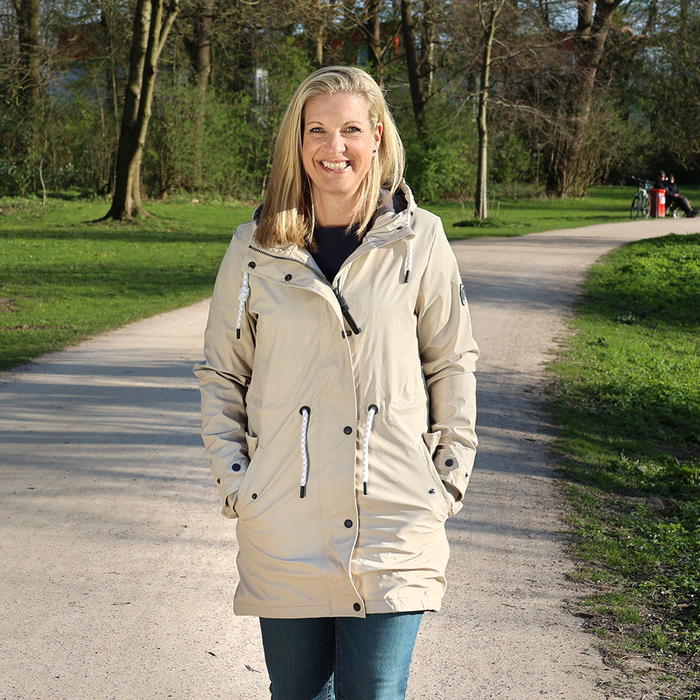 Weibliches Model mit CAMPS BAY Regenjacke in Pumic Stone
