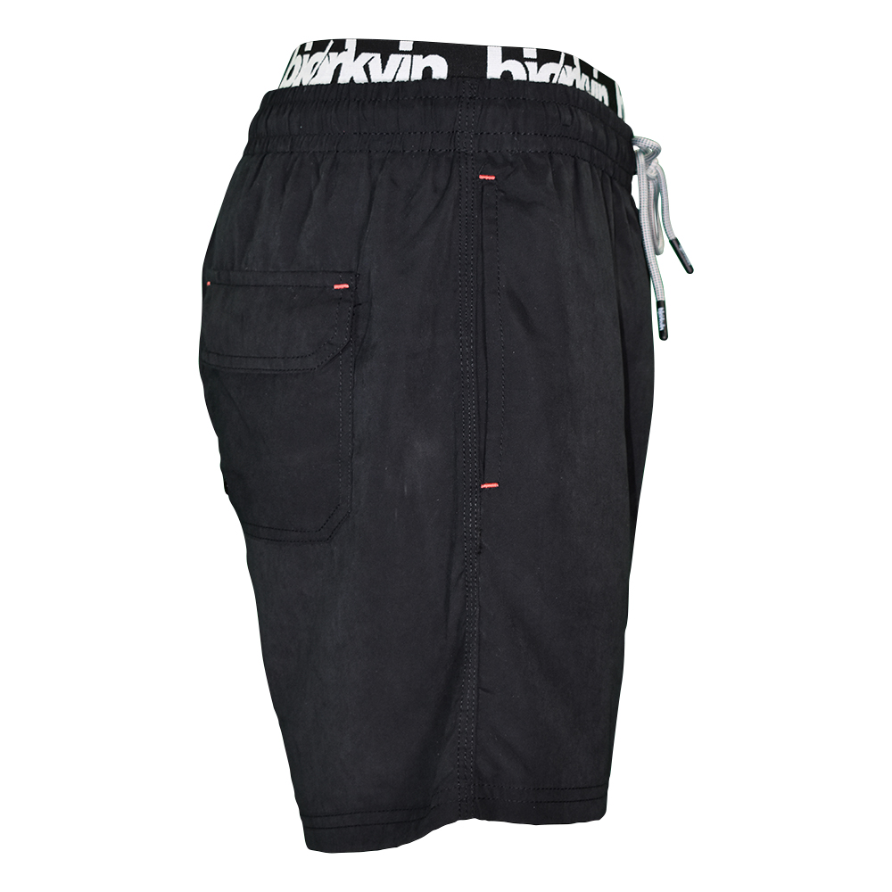 Männliches Model mit Björkvin Badeshorts in Schwarz