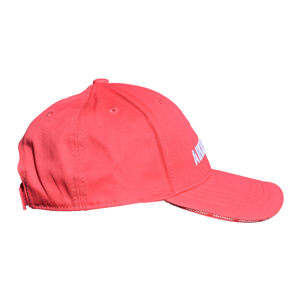 Weibliches Model mit ANKERBRAUT Cap in Koralle