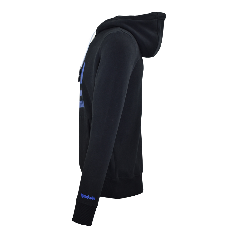 Männliches Model mit Björkvin Hoodie in Schwarz