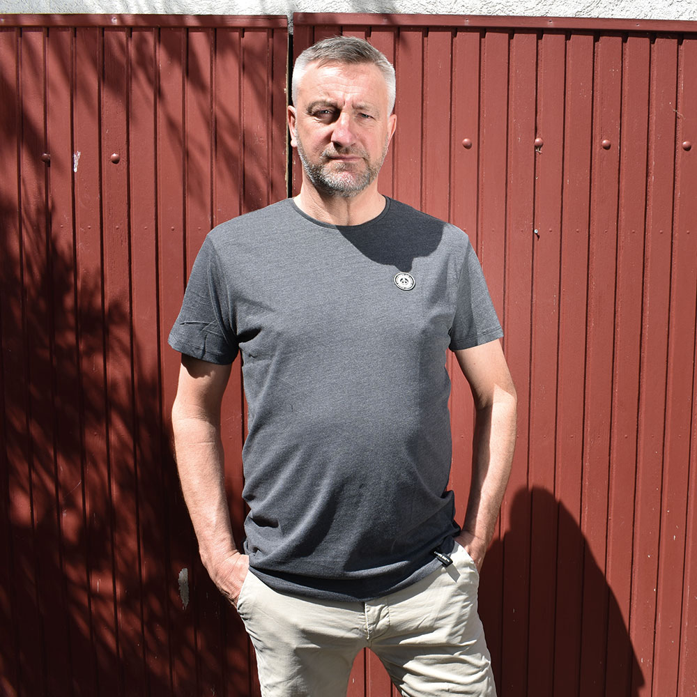 Männliches Model mit CAMPS BAY T-Shirt in Forged Iron Melange