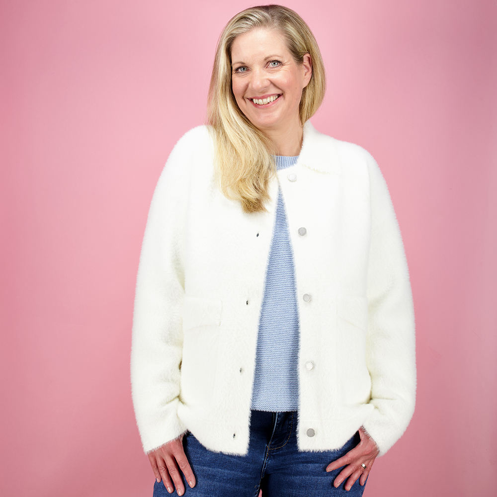 Weibliches Model mit CAMPS BAY Flauschjacke 