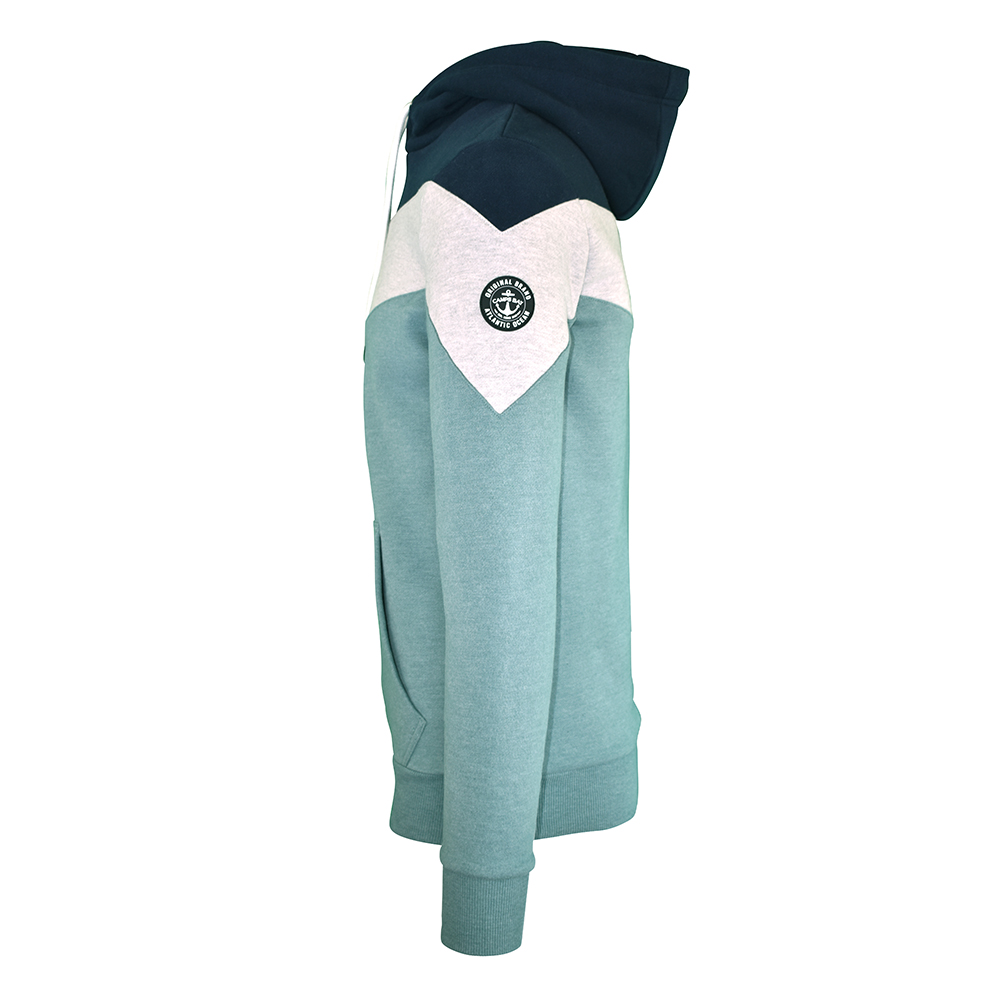 Männliches Model mit CAMPS BAY Hoodie in North Atlantic