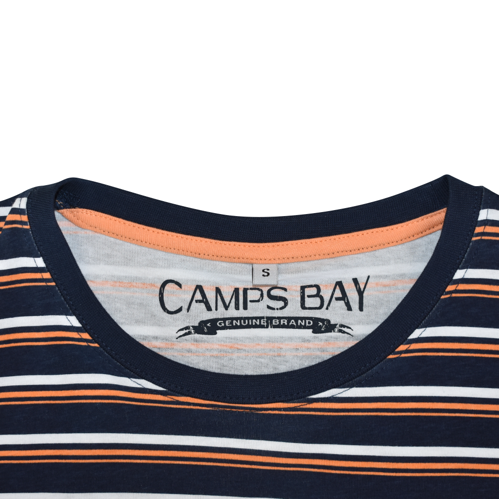 Männliches Model mit CAMPS BAY T-Shirt in Night Sky Orange