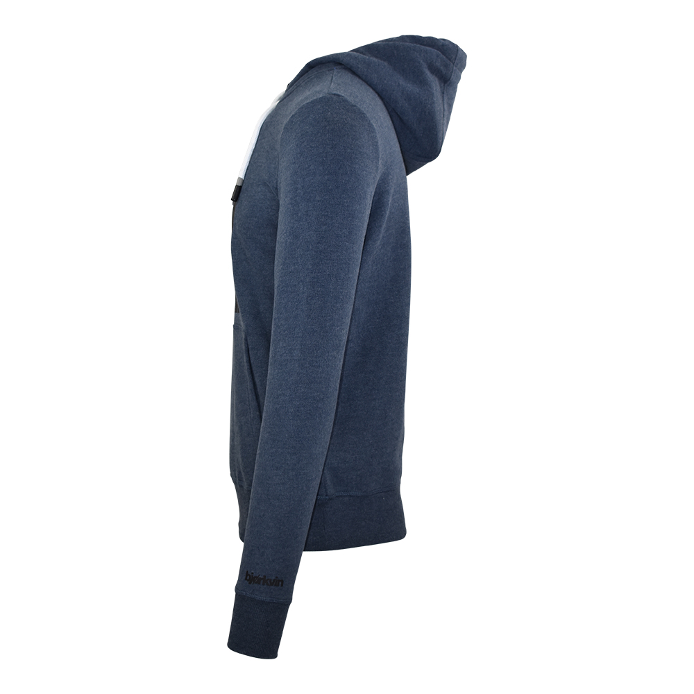 Männliches Model mit Björkvin Hoodie in Total Eclipse Melange 
