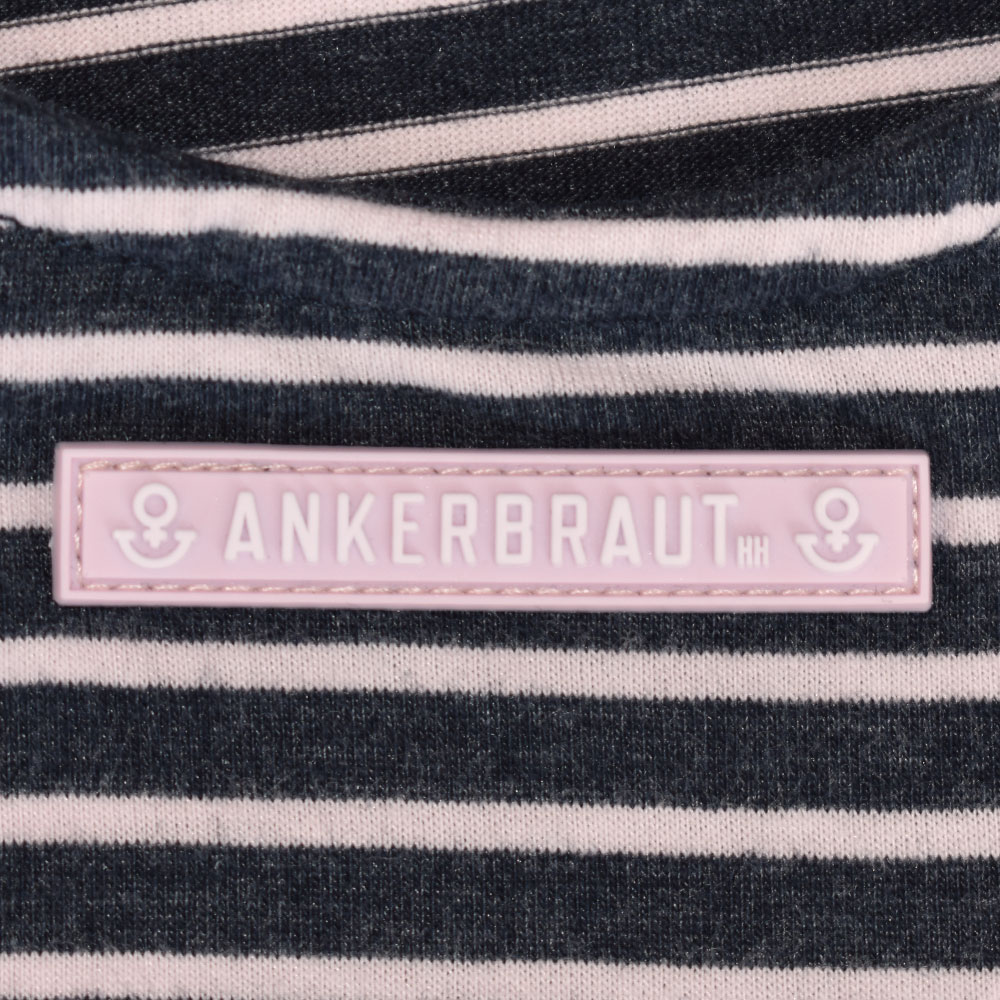 Weibliches Model mit ANKERBRAUT Jerseykleid in Cradle Pink