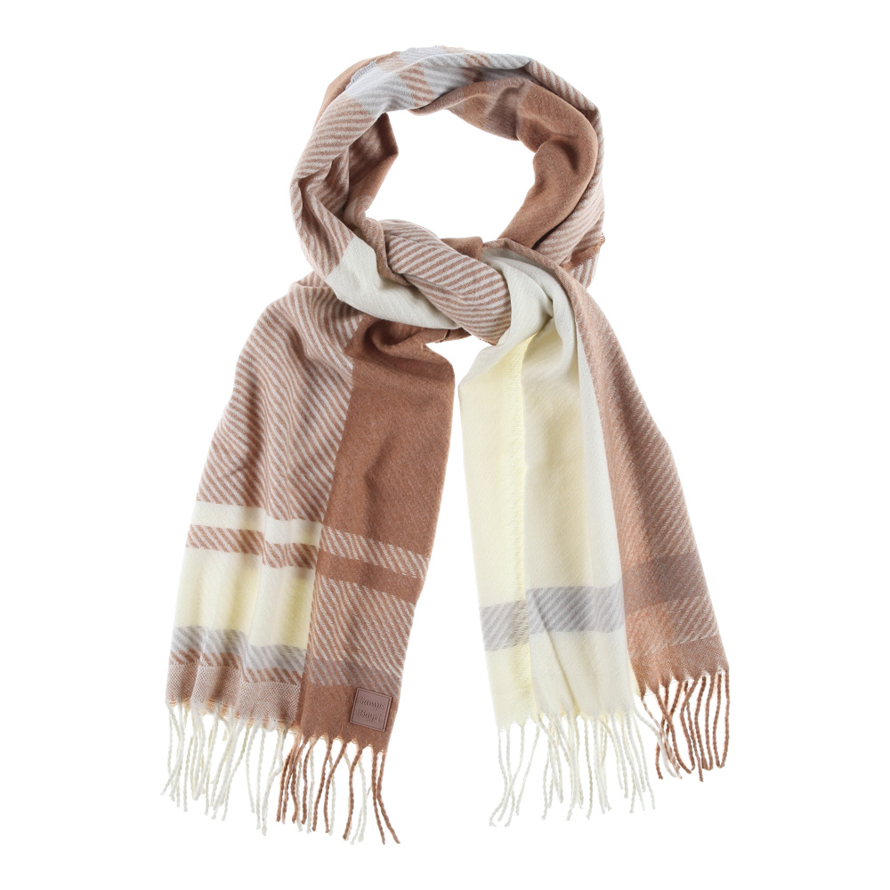 Weibliches Model mit CAMPS BAY Schal in Taupe