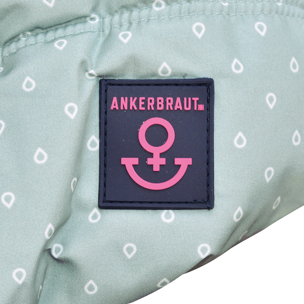 Weibliches Model mit ANKERBRAUT Weste in Slate Gray
