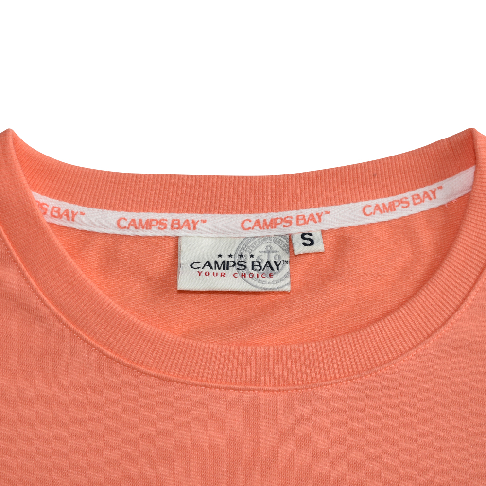 Weibliches Model mit CAMPS BAY Strandkleid in Fusion Coral