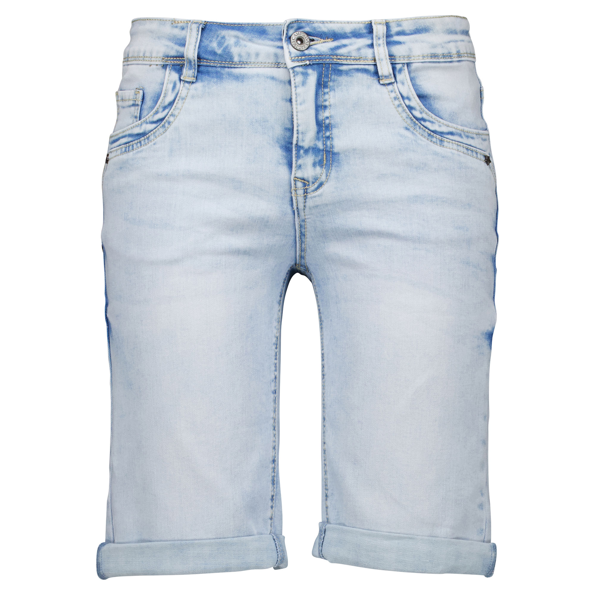 Weibliches Model mit CAMPS BAY Bermuda-Jeans 