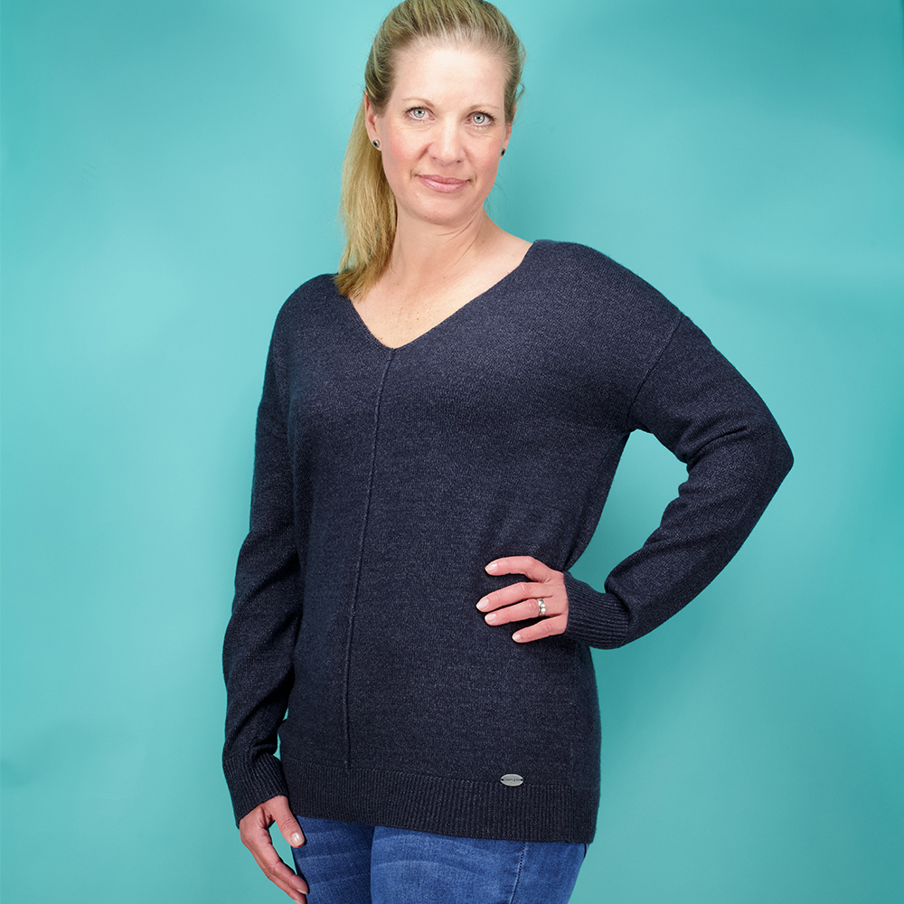 Weibliches Model mit CAMPS BAY Pullover 