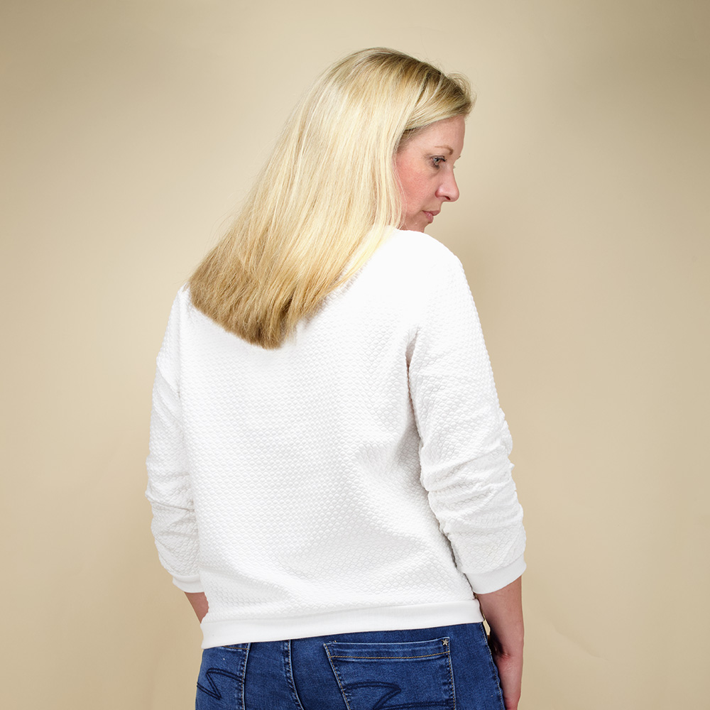 Weibliches Model mit CAMPS BAY Shirt in Offwhite