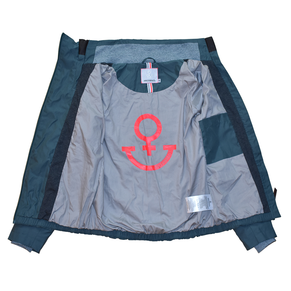 Weibliches Model mit ANKERBRAUT Jacke in Petrol