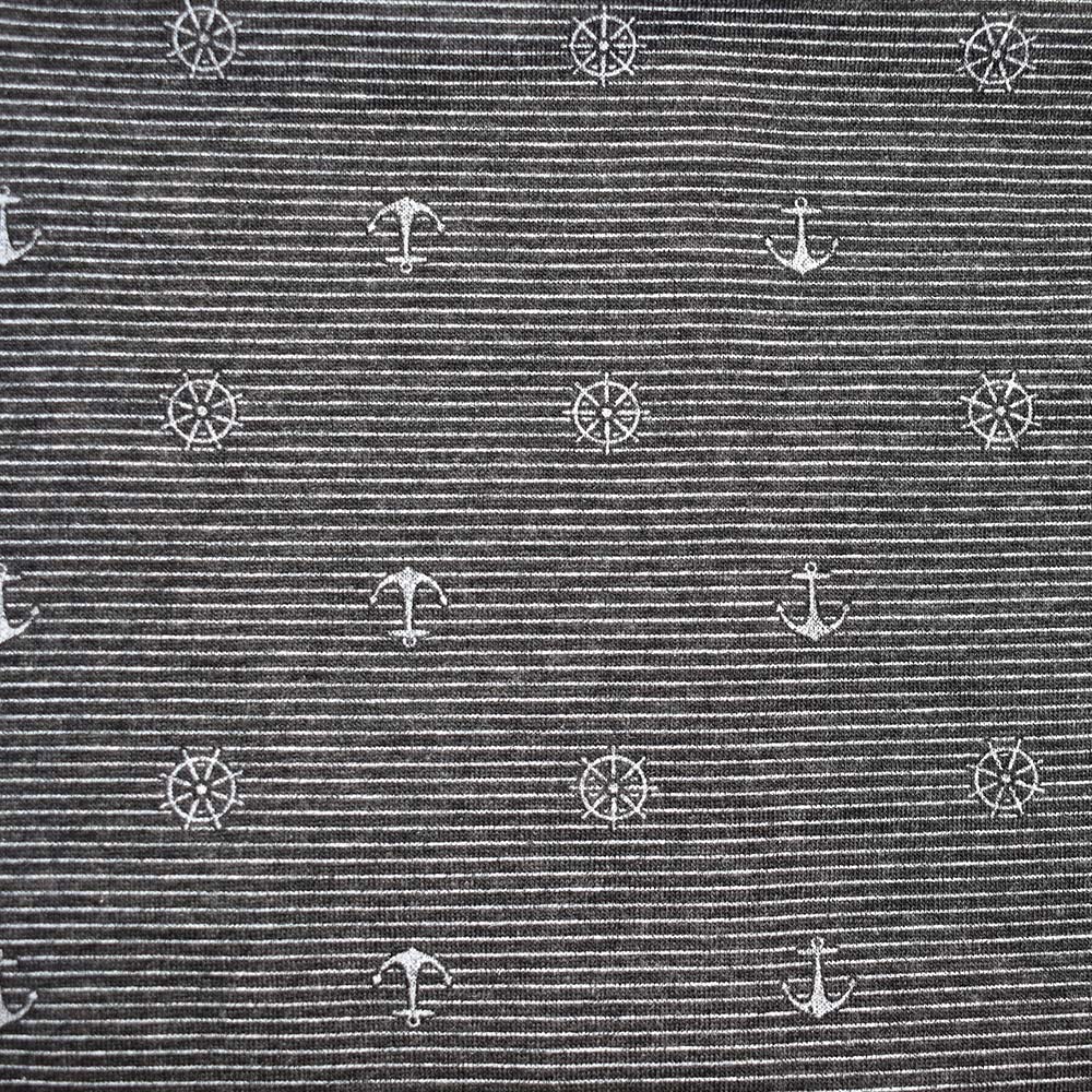 Weibliches Model mit CAMPS BAY Wetterjacke in Schwarz
