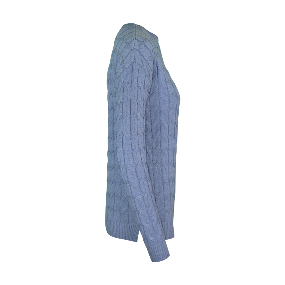 Weibliches Model mit CAMPS BAY Strickpullover in Infinity