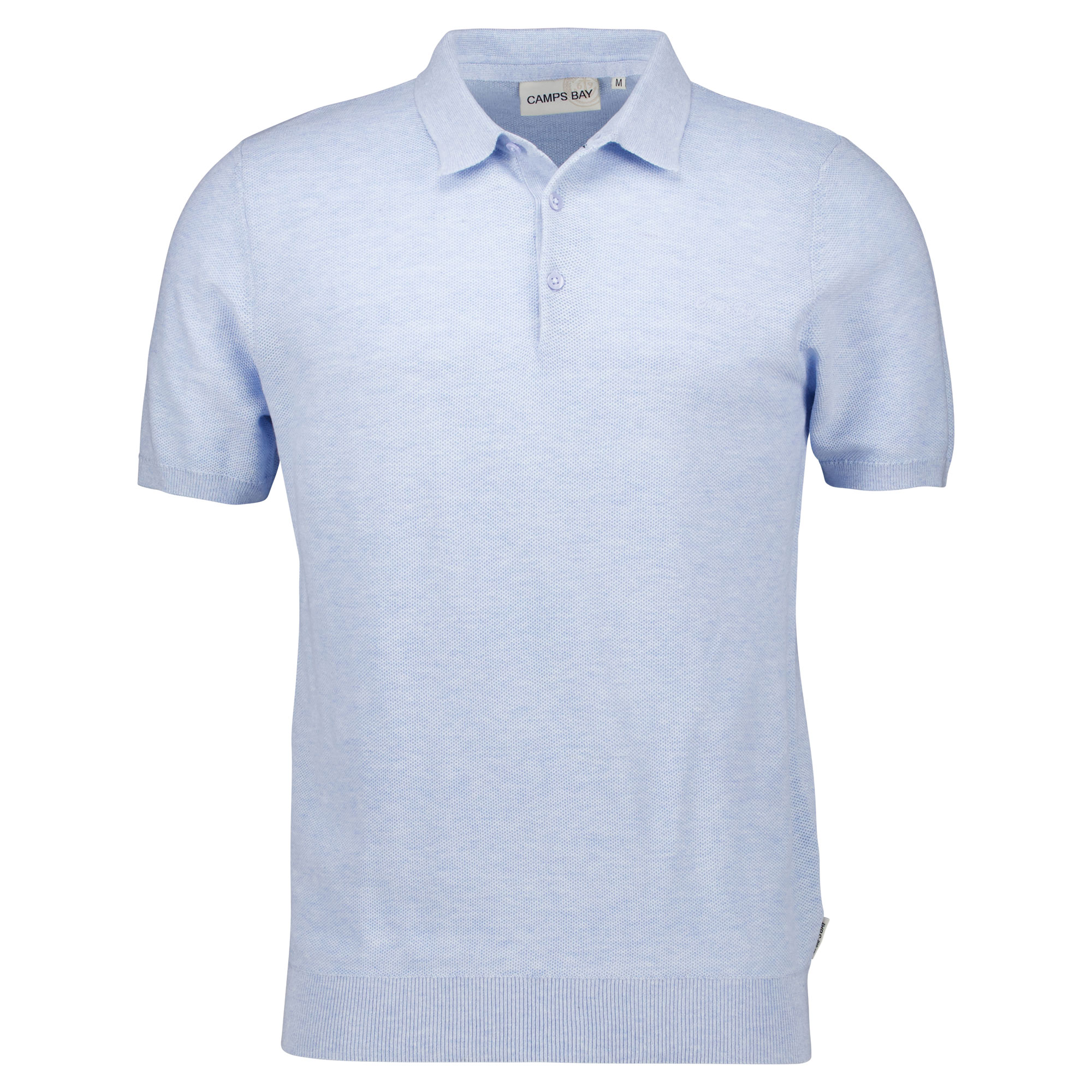 Männliches Model mit CAMPS BAY Polo-Shirt in Light Blue