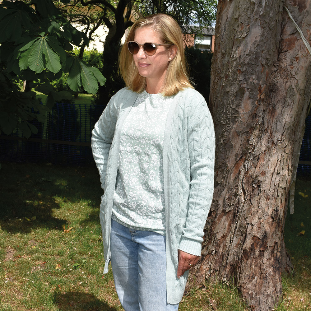 Weibliches Model mit CAMPS BAY Strickjacke in Harbour Grey
