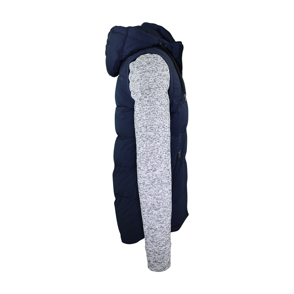 Männliches Model mit CAMPS BAY Westenjacke in Night Sky