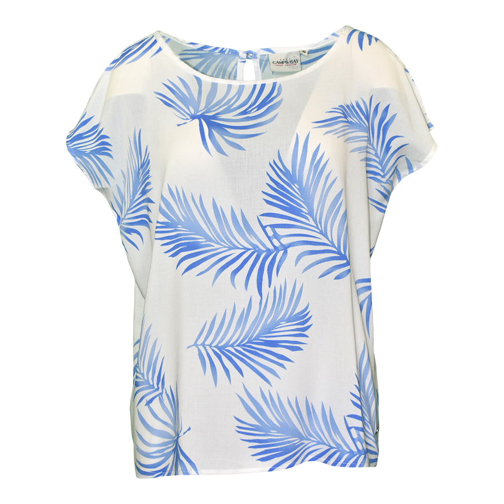 Weibliches Model mit CAMPS BAY Bluse in Offwhite Palm