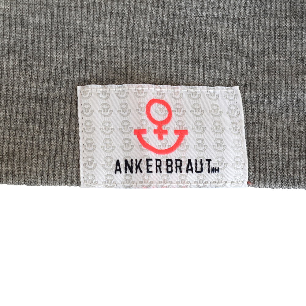 Weibliches Model mit ANKERBRAUT Hoodie in Grey Melange Pink