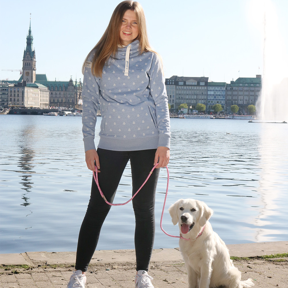 ANKERBRAUT Hoodie "...und vergiss nicht, glücklich zu sein" Weibliches Model mit ANKERBRAUT Hoodie in Blue Melange