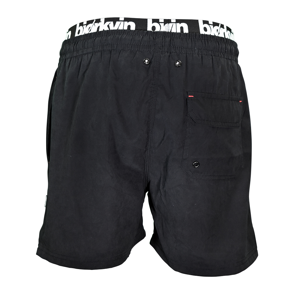 Männliches Model mit Björkvin Badeshorts in Schwarz