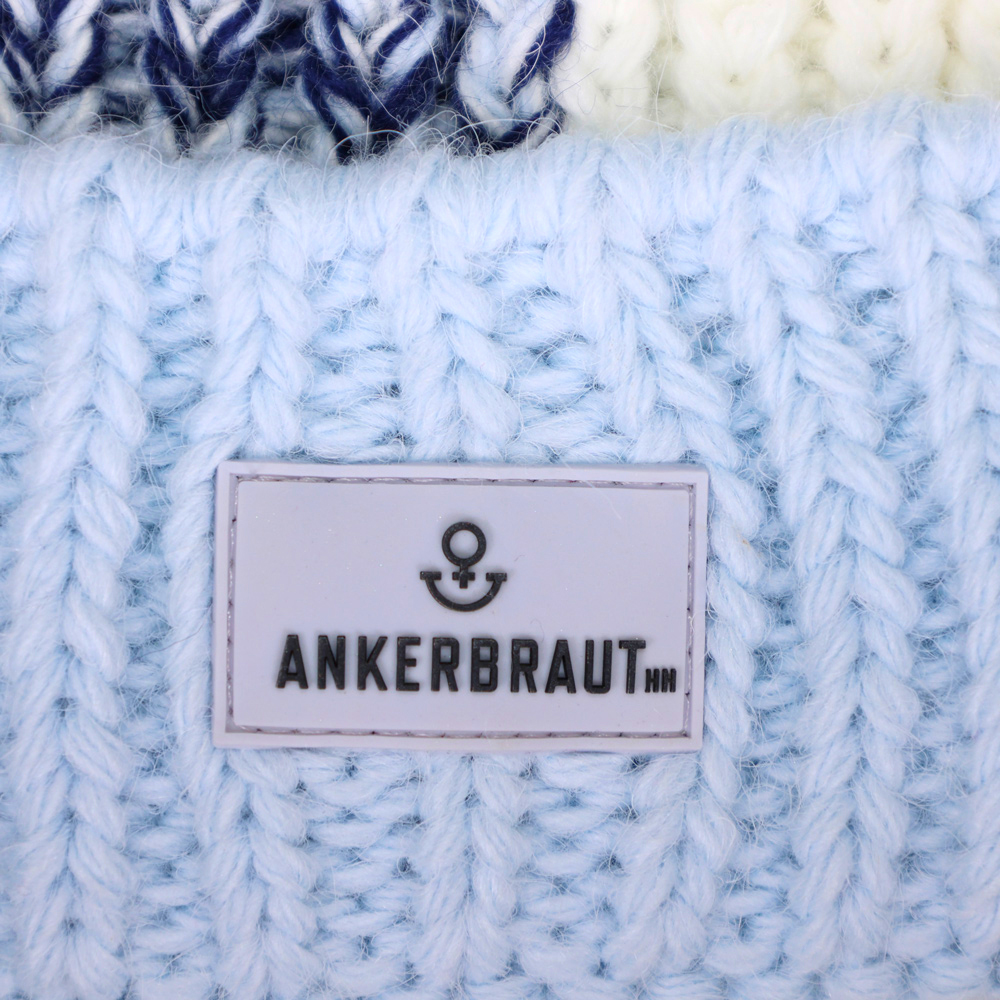 Weibliches Model mit ANKERBRAUT Mütze in Ice