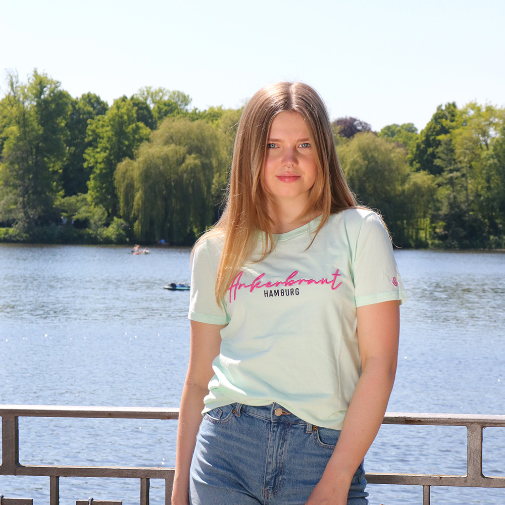 Weibliches Model mit ANKERBRAUT T-Shirt in Honey Dew