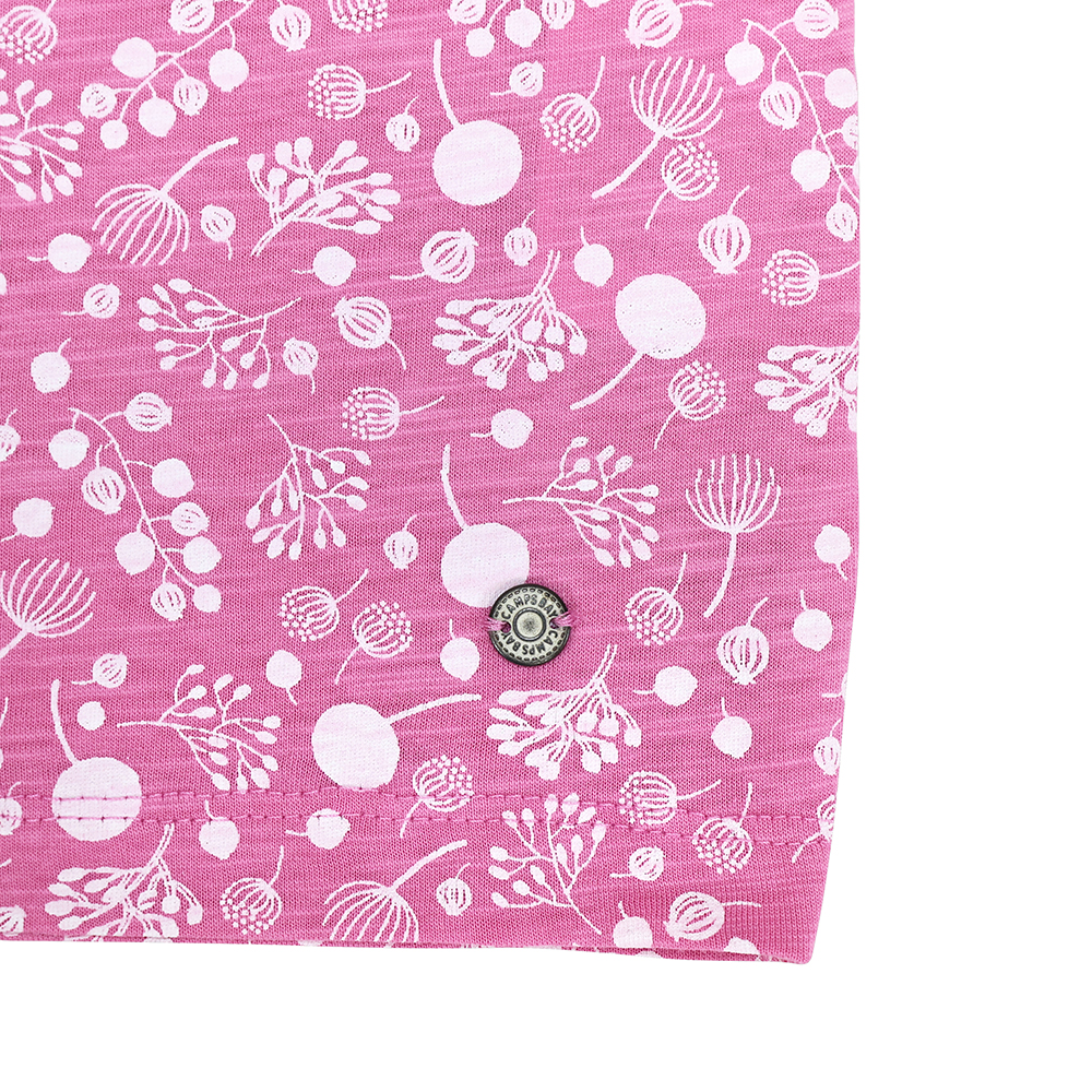 Weibliches Model mit CAMPS BAY T-Shirt in Cyclamen