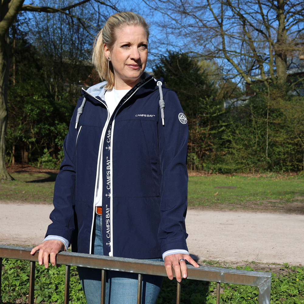 Weibliches Model mit CAMPS BAY Funktionsjacke in Night Sky