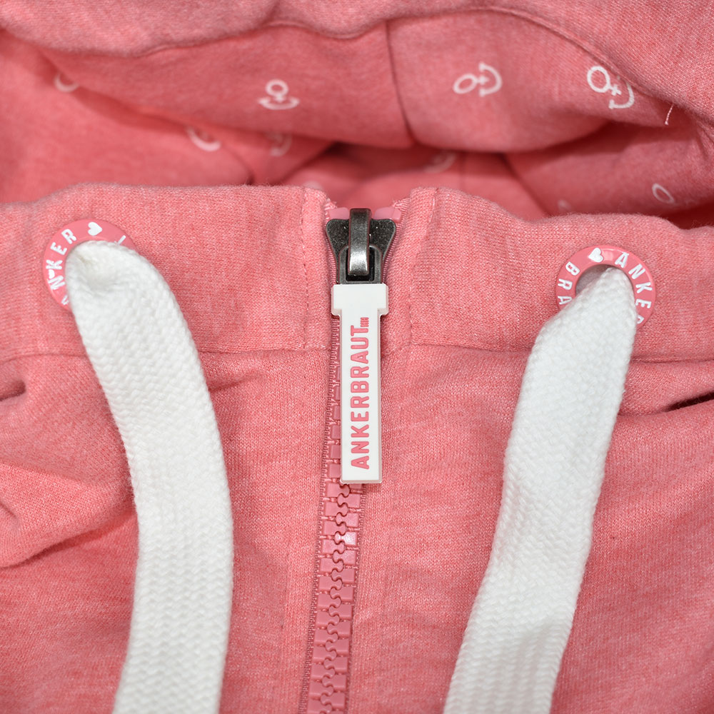 Weibliches Model mit ANKERBRAUT Sweatjacke in Korall Melange
