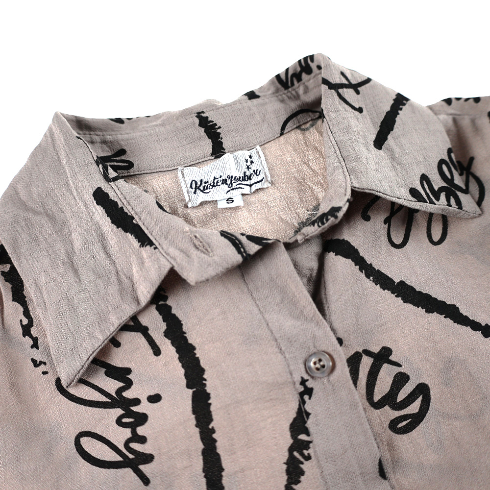 Weibliches Model mit Küstenzauber Bluse in Taupe