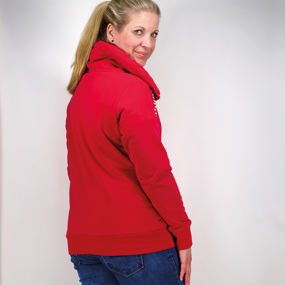Weibliches Model mit CAMPS BAY Sweatjacke in Savvy Red
