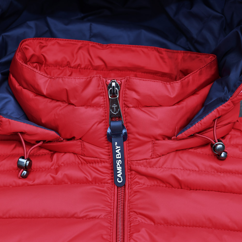 Weibliches Model mit CAMPS BAY Weste in Savvy Red