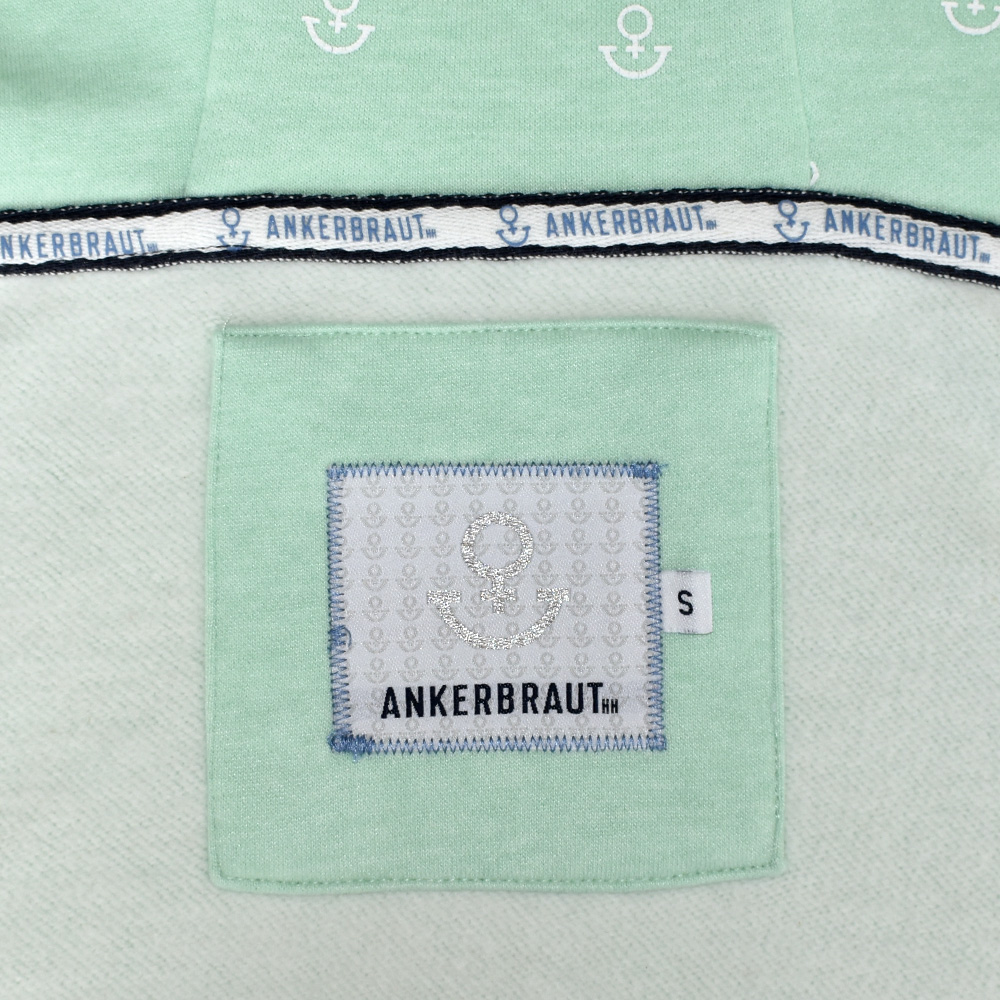 Weibliches Model mit ANKERBRAUT Sweatjacke in Mint Melange