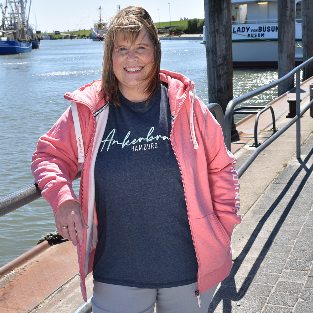 Weibliches Model mit ANKERBRAUT Sweatjacke in Korall Melange