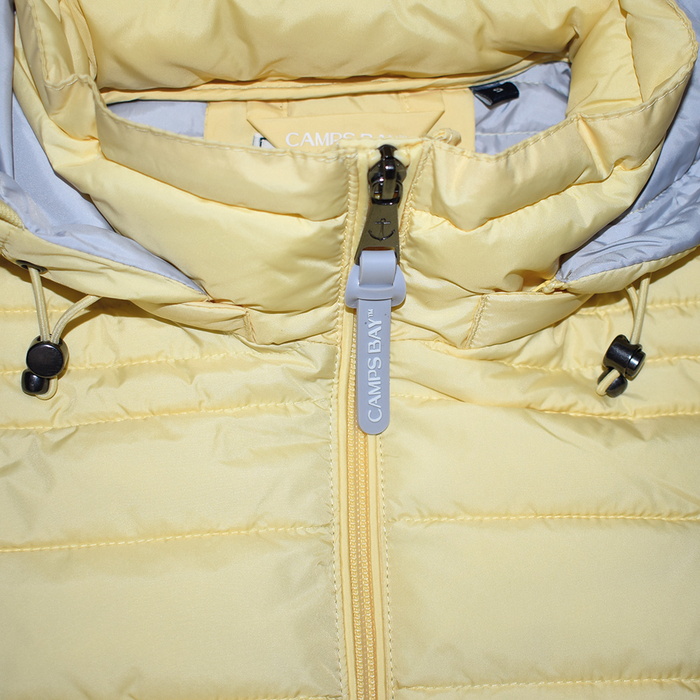 Weibliches Model mit CAMPS BAY Weste in Pale Banana