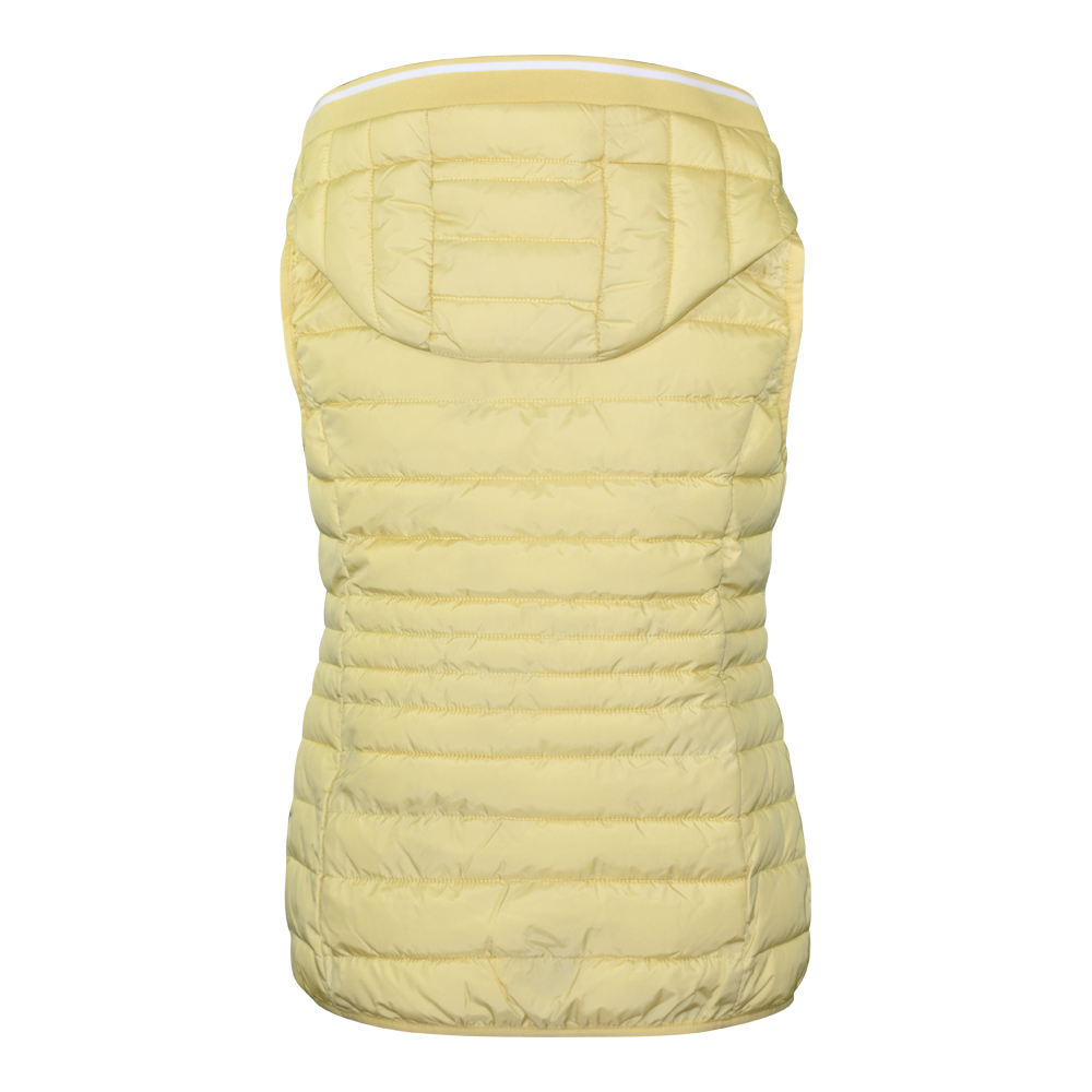 Weibliches Model mit CAMPS BAY Weste in Pale Banana