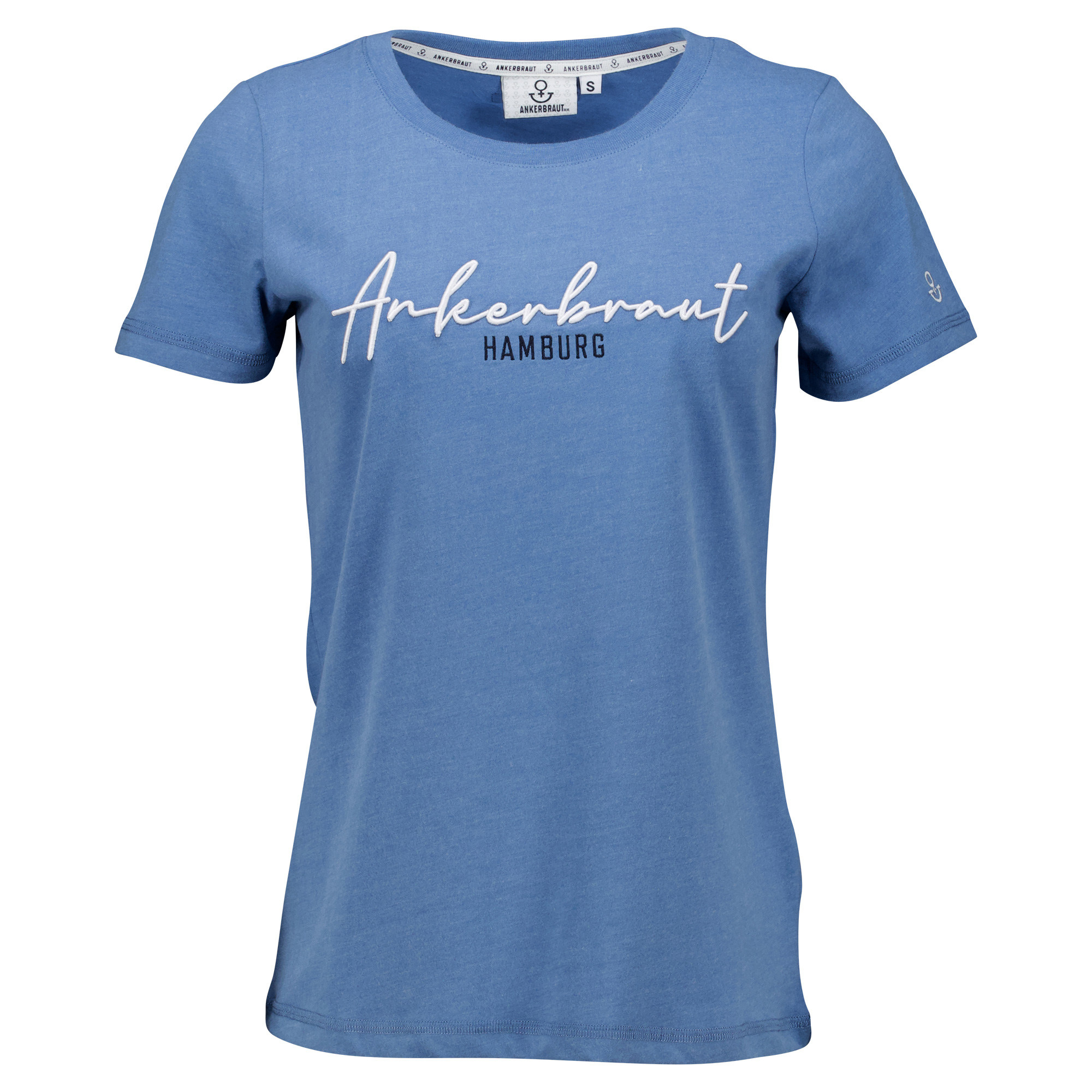Weibliches Model mit ANKERBRAUT T-Shirt in Coronet Blue