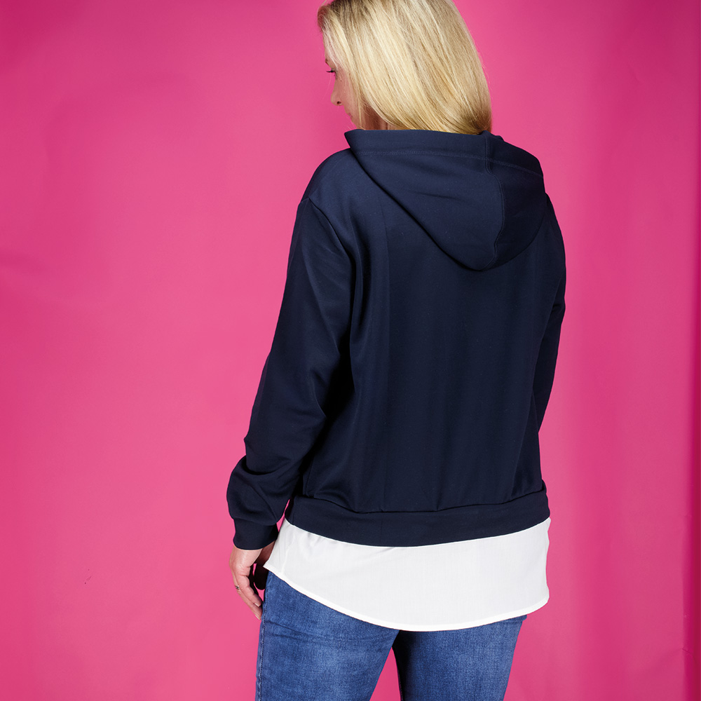 Weibliches Model mit CAMPS BAY Hoodie 