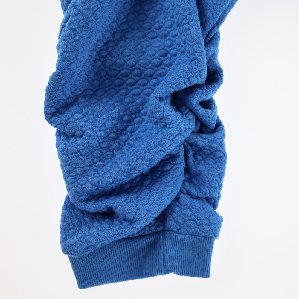 Weibliches Model mit CAMPS BAY Shirt in Blue